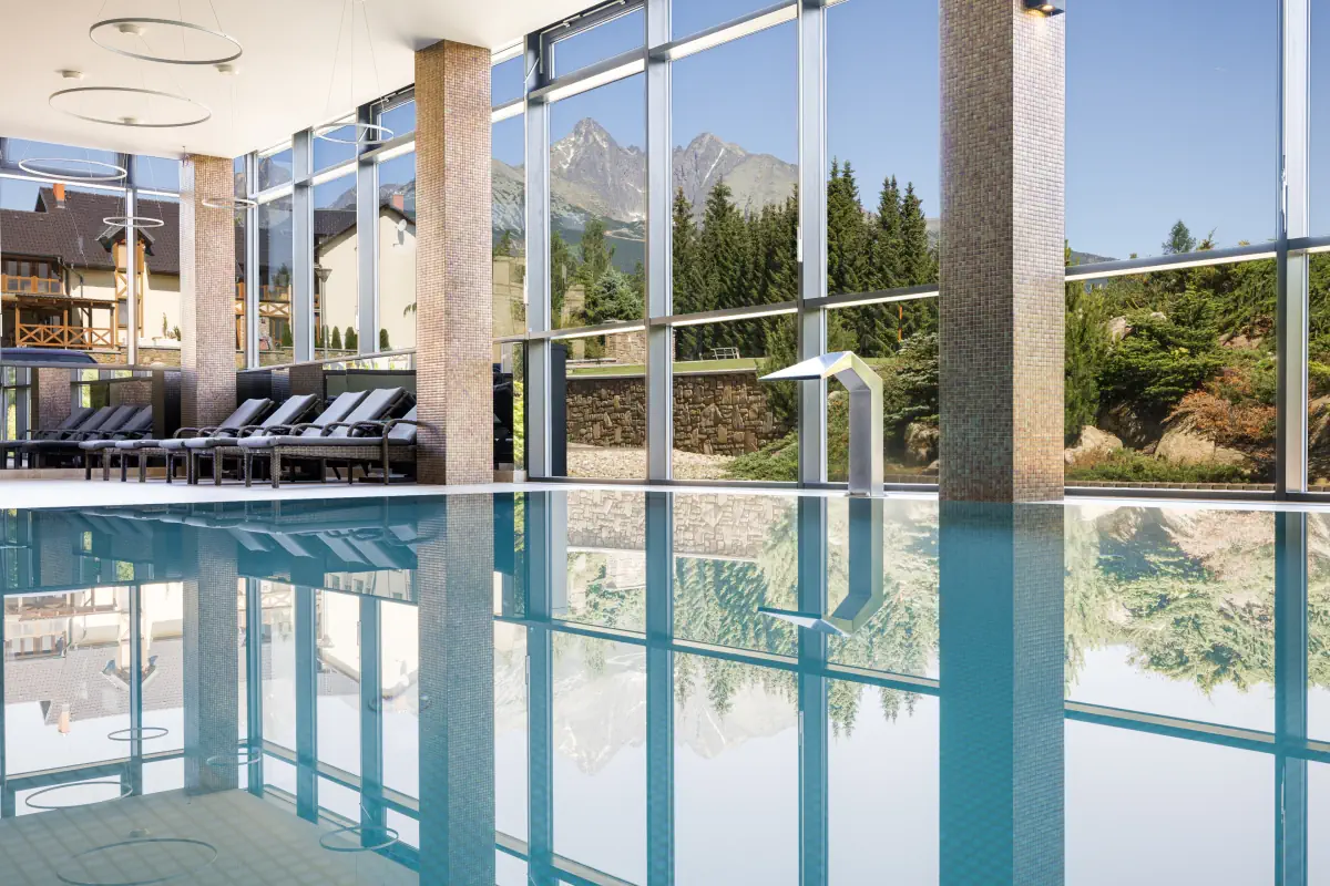 Bazén s dĺžkou 12 a šírkou 6 metrov je doplnený o masážne prvky, ktoré spríjemnia váš pobyt vo vode. 
