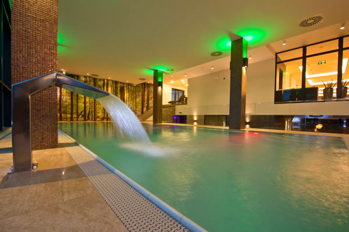 Bazén s dĺžkou 12 a šírkou 6 metrov je doplnený o masážne prvky, ktoré spríjemnia váš pobyt vo vode. 
